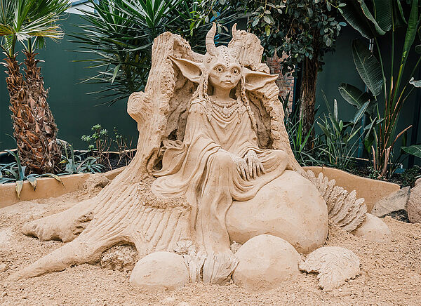 Eine Figur aus Sand. Die Figur ist eine Elfe. 
