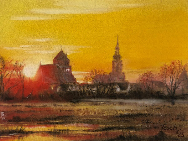 Eine Wiese. Auf der Wiese stehen Bäume. Im Hintergrund stehen eine Kirche und Häuser. Der Himmel ist orange gefärbt.