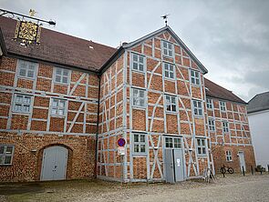 Ein Fachwerkhaus von außen. Darin ist die Ausstellung.