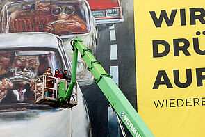 Auf dem Plakat ist ein Kunstwerk zu sehen. Es heißt: Autofahrer.