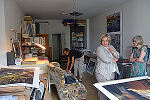 Die Kunstkommission schaut sich im Atelier von Maria Sewcz um.