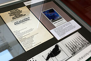 Blick in einer Vitrine. Darin u.a.: Infos zu Ueckers Werken.