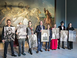 Landtagsdirektor Armin Tebben, Landtagspräsidentin Birgit Hesse sowie sechs weitere Frauen und Männer stehen mit Plakaten in der Hand nebeneinander.