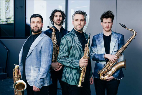 Das Foto zeigt 4 Männer mit Blechblasinstrumenten.