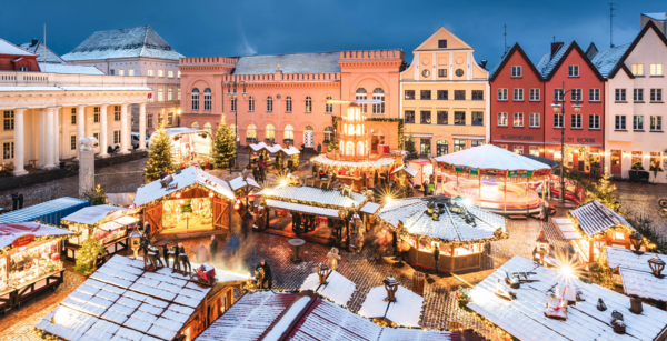 Blick von oben auf einen verschneiten Weihnachtsmarkt