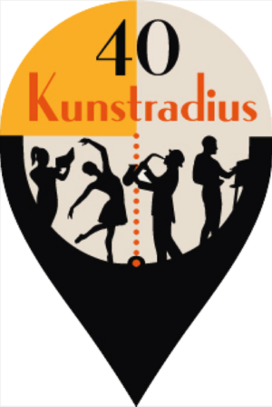 Das Logo vom Kunstradius: Ein Pin in Form eines Wassertropfens. Darin steht "40 Kunstradius". Vier Schattenfiguren spielen auf Instrumenten.