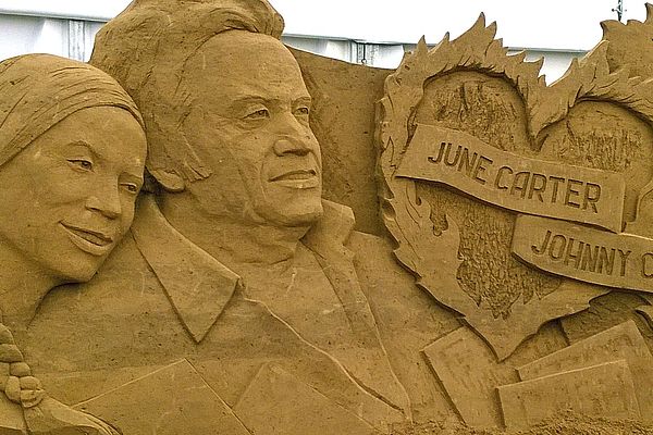 June Carter und Johnny Cash als Sandporträts.
