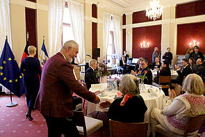 Ein Mann reicht einer Frau die Hand.