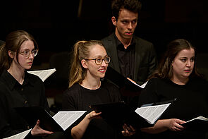 Junge Musikerinnen und Musiker auf der Bühne.