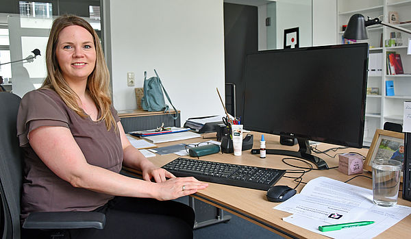 Svenja Giese sitzt in ihrem Büro an einem Schreibtisch. 
