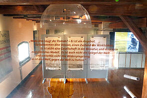 Blick in die Ausstellung. Vorn zu lesen: ein Zitat von Uwe Johnson.