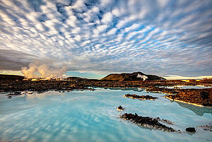 Eine Landschaft. Mit Bergen, Seen und Wolkenhimmel