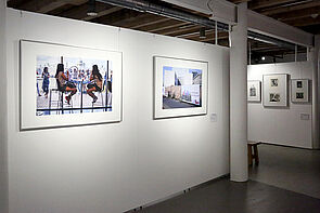 Bilder hängen an der Wand.