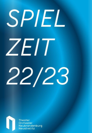 Das Cover vom Spielzeitheft. Auf blauem Hintergrund steht in weißer Schrift "Spielzeit 22/23".