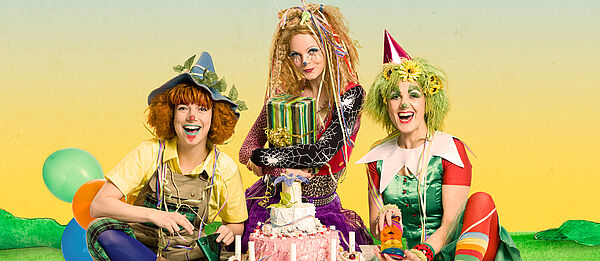 Das Foto zeigt 3 Personen in Verkleidung.