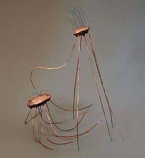 Heroes (Helden) heißt dieses Kunstobjekt aus Kupfer, Kunststoff, Lack.