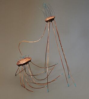 Heroes (Helden) heißt dieses Kunstobjekt aus Kupfer, Kunststoff, Lack.