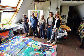 Die Kunstkommission im Atelier von Heinke Holm.