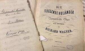Zwei historische Notenblätter liegen nebeneinander. 