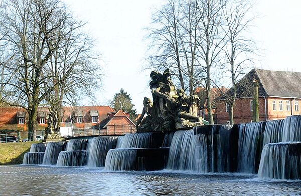 Am Brunnen fließt Wasser in den Schlossgraben.