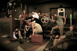 Au einer Bühne proben acht Künstler.