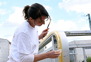 Der Handlauf in goldener Farbe.