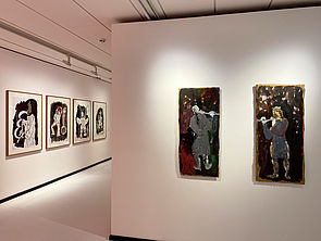 Ein Ausstellungsraum. An den Wänden hängen sechs Bilder.