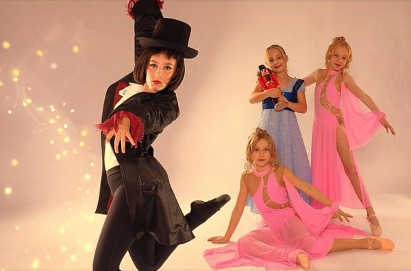 Ein Weihnachtsmärchen. Kinder und Jugendliche spielen auf der Bühne.