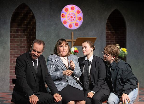 4 Menschen reden angeregt miteinander.