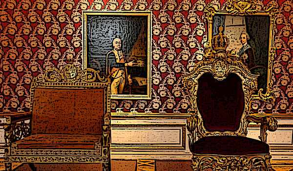 Ein Zimmer mit rot-goldener Tapete. An der Wand hängen zwei Gemälde. Davor stehen auf rotem Teppich zwei goldene Sessel.