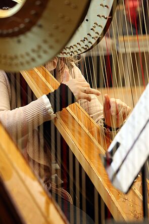 Detailaufnahme einer Harfe.