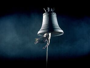 Eine riesige Glocke schwebt über der Bühne.