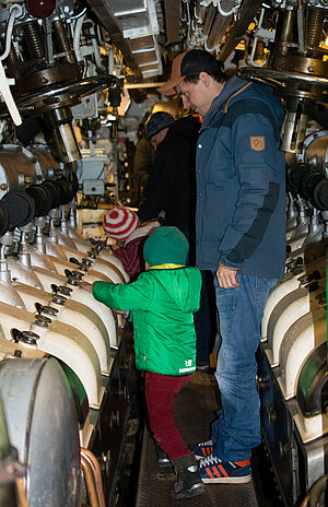 Kinder und Erwachsene im Maschinenraum.