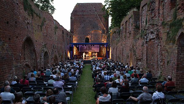 Volle Zuschauerreihen in der Klosterruine Eldena.