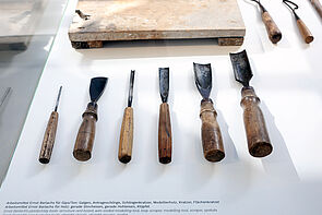 Mit diesem Werkzeug hat der Künstler gearbeitet.