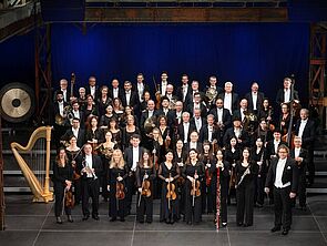 Gruppenbild eines Orchesters.