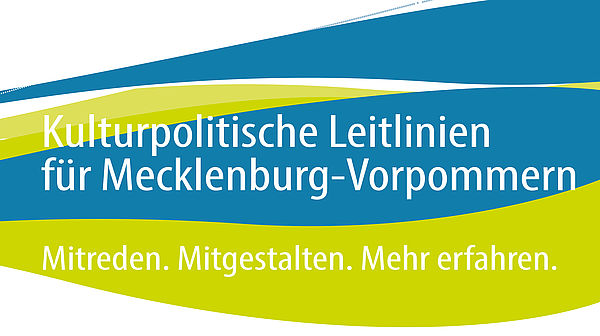 Auf weißem Hintergrund liegen zwei blau und zwei grün geschwungene Balken. Darauf steht in weißen Buchstaben: "Kulturpolitische Leitlinien für Mecklenburg-Vorpommern. Mitreden. Mitgestaltung. Mehr erfahren." 