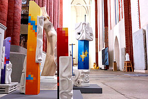 Farbenfrohe Kunstobjekte in der Kirche.