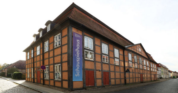 Das Schauspielhaus von außen. Ein Fachwerkhaus.