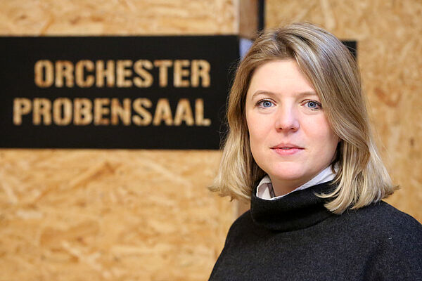 Porträt einer Frau. Die Frau ist die Operndirektorin Anna Kausche.