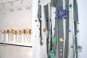 Im Hintergrund sind kleine Vogelhäuschen zu sehen.