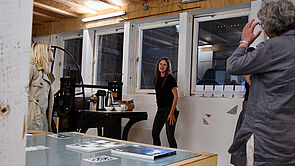Menschen stehen im Atelier von Lydia Klammer.