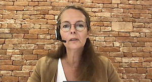 Porträt von Bettina Martin aus der digitalen Gesprächsrunde. Sie trägt ein Headset.