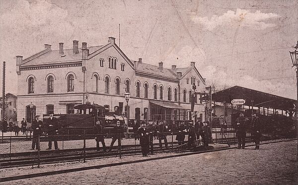 Ein altes Bahnhofsgebäude. Das Foto ist mehr als 100 Jahre alt.