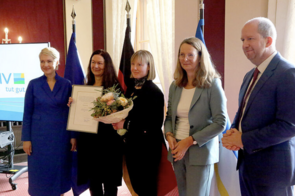 Vier Frauen, ein Mann bei der Preisverleihung.