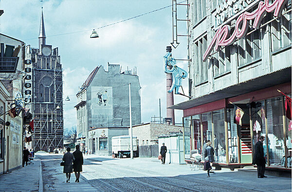 Ein historisches Foto zeigt die Kröpeliner Straße 1964. Blick auf die Probierstube der Kornbrennerei und auf einen Schornstein der Kornbrennerei.