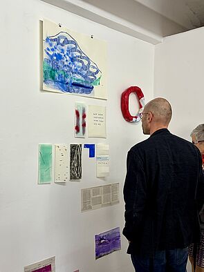 Ein Mann betrachtet die Ausstellungsstücke.