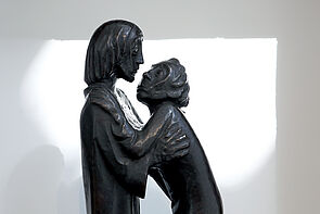 Skulpturen. Zwei Figuren umarmen sich.