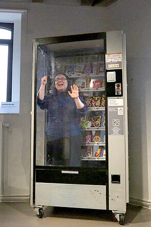 Täuschung? Eine Frau ist hinter Glas gesperrt.