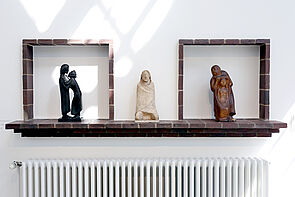 Figuren stehen auf einem Regal.